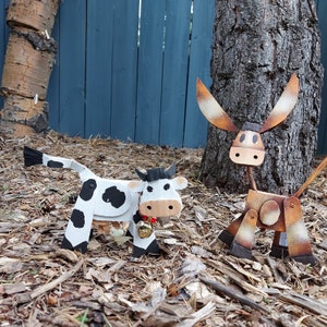 Una vaca y un burro. Escultura de cartón reciclado. Decoración del hogar. Regalo ecológico.