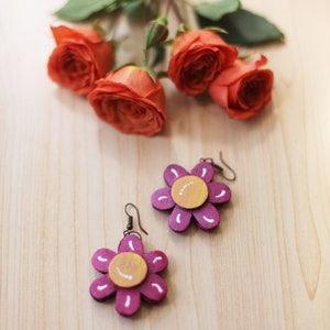 Joyas hechas a mano. Pendientes colgantes. Elaborados con cartón corrugado reciclado.