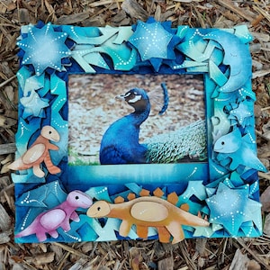 Marco de fotos de dinosaurios bebés. Marco de fotos de 15 x 10 cm. T-Rex, Triceratops, Maiasaura y Stegosaurus. Marco para colgar en la pared. Envío gratuito.