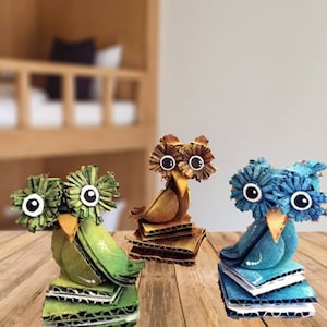 Statuette chouette en carton. Un cadeau idéal pour la remise des diplômes, les enseignants, les avocats et les amateurs d'oiseaux