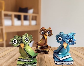 手作りの段ボール製フクロウ彫刻、職人による卓上装飾（2x2x3インチ）