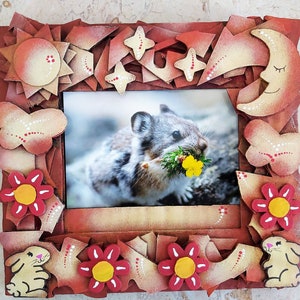 Marco de fotos para pared o sobremesa con diseño de amantes de los animales, fabricado en cartón corrugado. El marco tiene capacidad para una foto de 4 x 6.