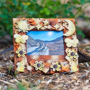 Marco de fotos de conejos para pared o sobremesa fabricado en cartón corrugado. El marco admite una foto de 4 x 6. Regalo ecológico para amantes de los animales.