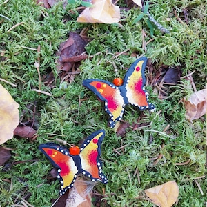 Joyas hechas a mano. Pendientes de mariposa monarca. Pendientes colgantes y ligeros como una mariposa / Cartón corrugado reciclado