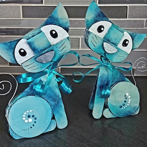 Escultura de papelão de gatinho para amantes de gatos. A listagem inclui uma decoração de prateleira de gato e rato. Feito com materiais naturais e resistentes.