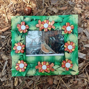 Marco de fotos para pared o sobremesa con diseño de amantes de la naturaleza, fabricado en cartón corrugado. El marco tiene capacidad para una foto de 4 x 6.