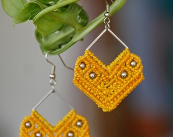 Macrame earrings yellow/silver with stainless steel beads