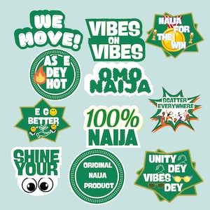 Op de afbeelding: Een verzameling groene en witte stickers met diverse slogans en afbeeldingen. De stickers bevatten tekst zoals "We Move!", "Vibes on Vibes", "100% Naija" en "Original Naija Product". Sommige stickers bevatten illustraties.