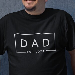 Tshirt papa est 2024, chemise papa personnalisée, papa personnalisé, faire-part de grossesse pour papa, cadeau pour papa, chemise fête des pères, nouveau papa DE-2024