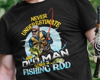 Divertido regalo de cumpleaños de pesca para papá, camisa de pesca de lubina, pescador, abuelo, nunca subestimes a un anciano caña de pescar camiseta regalo S-201