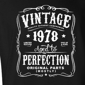 Peut inclure: T-shirt noir avec un graphique blanc de style vintage qui dit "Vintage 1978 Aged to Perfection Original Parts (Mostly)".