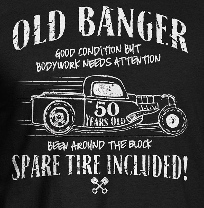 K&ouml;nnte beinhalten: Ein schwarz-wei&szlig;es Grafikdesign eines Oldtimer-Hot-Rods mit dem Text "OLD BANGER" und "GOOD CONDITION BUT BODYWORK NEEDS ATTENTION". Das Auto hat ein Schild mit der Aufschrift "50 YEARS OLD" an der Seite und den Text "BEEN AROUND THE BLOCK SPARE TIRE INCLUDED!"