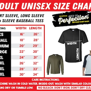 K&ouml;nnte beinhalten: Gr&ouml;&szlig;entabelle f&uuml;r Unisex-Baseball-T-Shirts f&uuml;r Erwachsene mit kurzen, langen und 3/4 &Auml;rmeln. Die Tabelle zeigt die Gr&ouml;&szlig;en XS bis 4XL mit den entsprechenden Breiten- und L&auml;ngenma&szlig;en in Zoll. Die Tabelle enth&auml;lt auch Pflegehinweise zum Waschen, Trocknen und B&uuml;geln der T-Shirts.