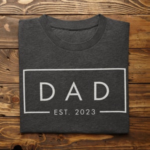 Custom Dad Est 2023 T-Shirt, Minimalist New Dad Est 2023 Shirt for New Father, Fathers Day Gifts, Baby Announcement Daddy, Cute Tee DE-2023