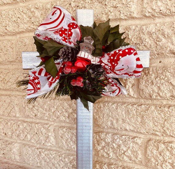 Cemetery , Memorial flowers for Christmas, wood Cross , flowers for grave, grave decoration, memorial cross