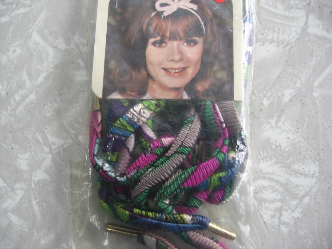 Hair Ties in 1960: The Iconic Accessory Shaping Fashion