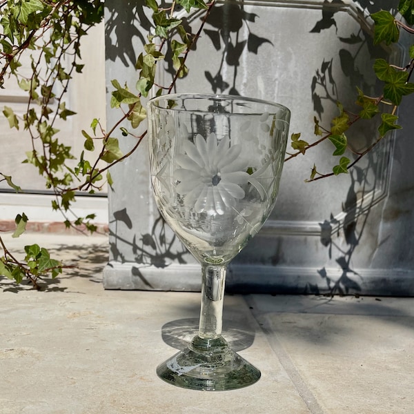Floral Elegance: Engraved Stemmed Wine Glass