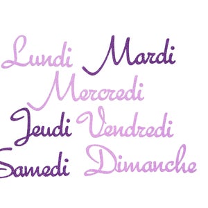 Può includere: Lettere glitter viola e rosa pallido che compongono i giorni della settimana in francese: Lundi, Mardi, Mercredi, Jeudi, Vendredi, Samedi, Dimanche.