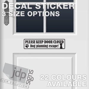 Houd de deur gesloten - Dog Planning Escape - Vinyl deursticker sticker - 22 kleuren beschikbaar - 3 maatopties