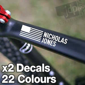 X2 gepersonaliseerde vlag van de VS fietsframe naamstickers vinyl sticker fietshelm - 22 kleuren beschikbaar