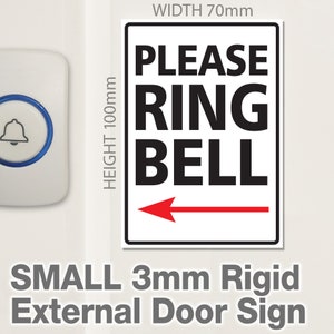 Könnte beinhalten: Ein weißes Schild mit schwarzem Text, der "PLEASE RING BELL" lautet und einem roten Pfeil, der nach links zeigt. Das Schild ist 70 mm breit und 100 mm hoch. Kleines, 3 mm starkes, steifes Schild für die Außentür.