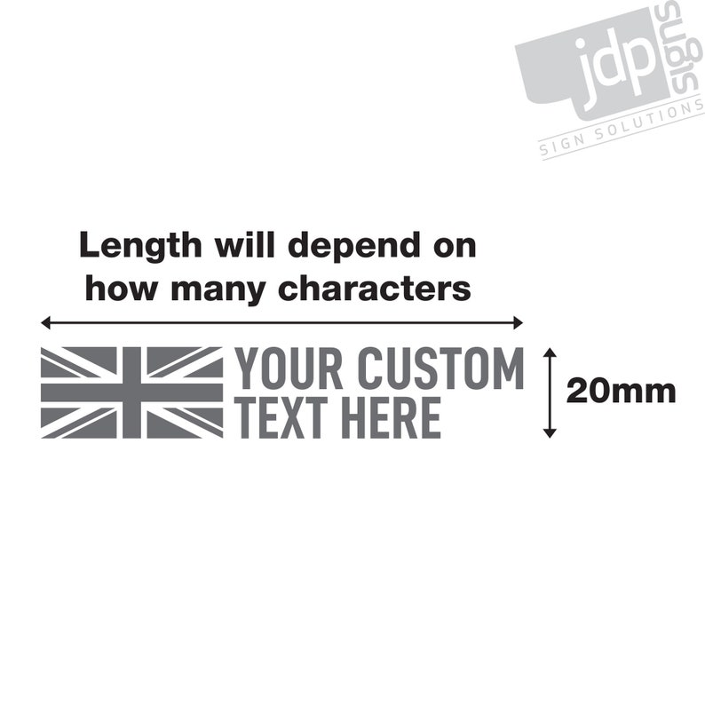 K&ouml;nnte beinhalten: Ein grauer und wei&szlig;er Union-Jack-Flaggenaufkleber mit dem Text "YOUR CUSTOM TEXT HERE" darunter. Der Aufkleber ist 20 mm hoch und die L&auml;nge variiert je nach Text.