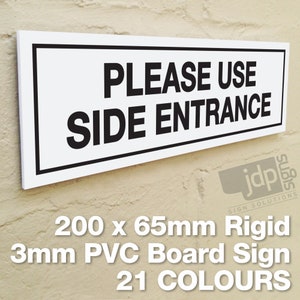 Könnte beinhalten: Ein weißes Schild mit schwarzem Text, der "PLEASE USE SIDE ENTRANCE" lautet. Das Schild ist 200 x 65 mm groß und aus 3 mm dickem, starrem PVC-Board gefertigt.