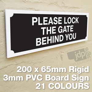 Op de afbeelding: Zwart-witte bord met witte tekst die "PLEASE LOCK THE GATE BEHIND YOU" luidt. Het bord is 200 x 65 mm en gemaakt van 3 mm dik, stijf PVC-bord.