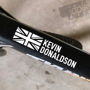 X2 Personnalisé Angleterre Drapeau Vélo Cadre Nom Autocollants Vinyle Décalque Casque de Vélo 22 Couleurs Disponibles image 6