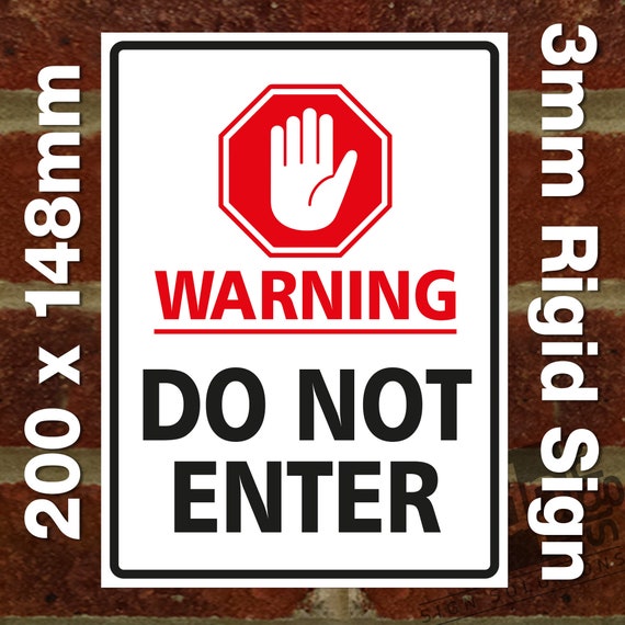 Señal con texto en inglés «We are self isolating Please do not enter