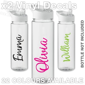 Könnte beinhalten: Drei transparente Wasserflaschen mit weißen Deckeln und Strohhalmen. Jede Flasche hat einen anderen Namen in Schreibschrift: Emma in Schwarz, Olivia in Pink und William in Grün. Der Text "x2 Vinyl Decals" und "22 COLOURS AVAILABLE" ist ebenfalls sichtbar.