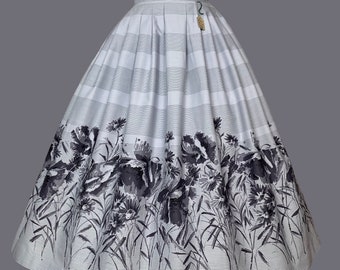 Spódnica plisowana z nadrukiem kwiatowym z lat 50. XX wieku / Vintage / Moda pin-up z lat 50. XX wieku
