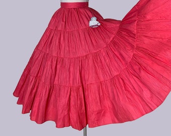 Spódnica z bawełny w kolorze malinowym z lat 50. XX wieku / Moda pin-up w stylu vintage z lat 50. XX wieku