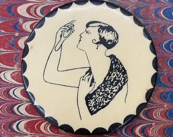 Lata 20. XX wieku, Art Deco, niegrzeczny, erotyczny obraz w lustrze do góry nogami, ryzykowny, kobieta w futrze / lata 20. XX wieku