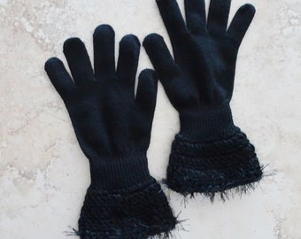 Schwarze Strickhandschuhe mit gehäkeltem Bündchen
