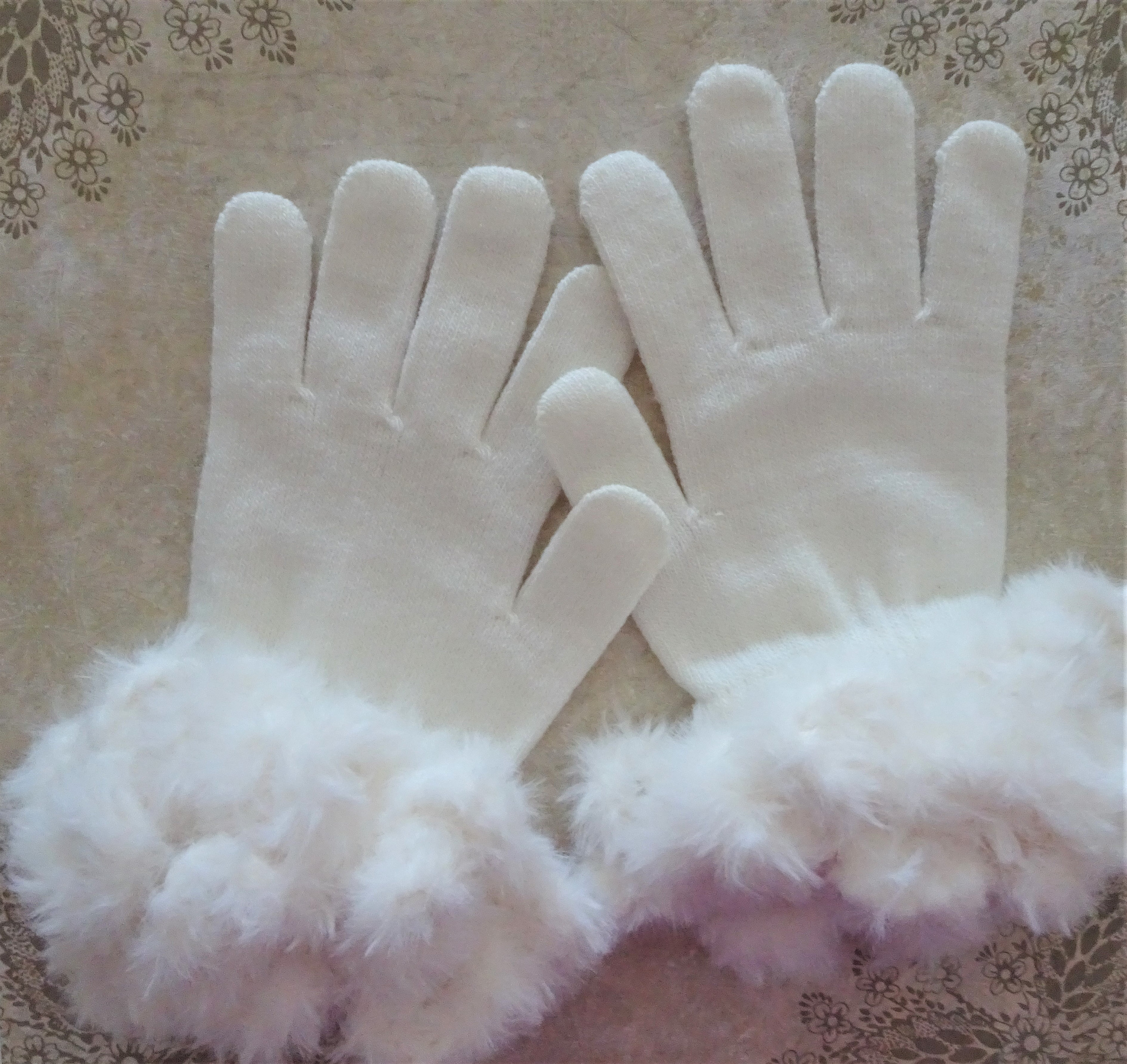 White faux cheap fur gloves