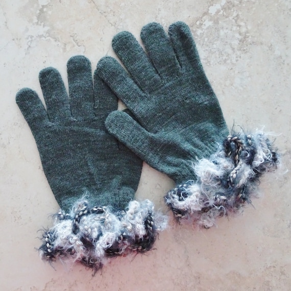 gray knit gloves