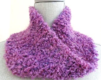 Scaldacollo in mohair viola lavorato a mano: cappuccio in pelliccia sintetica viola