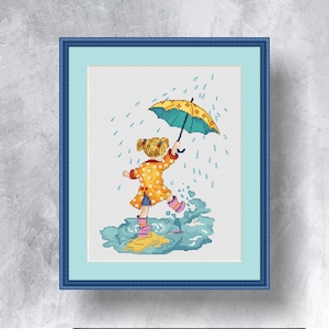 Puede incluir: Un patrón de punto de cruz de una niña con un impermeable amarillo que sostiene un paraguas azul y amarillo, caminando en un charco de agua. El fondo es un cielo azul claro con gotas de lluvia que caen.