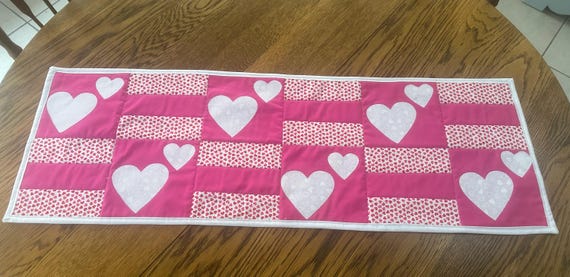 Heart Table Runner, Valentine’s Day Tablerunner, Hearts Table Topper