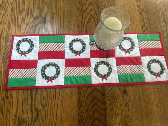 Holiday Wreath Table Runner, Christmas Wreath Tablerunner, Red White and Green Holiday Table Runner