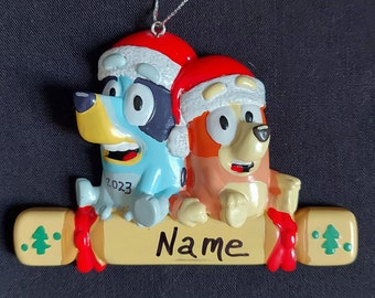 Kurt Adler Ornamenti Di Natale Bluey E Bingo | Set 2 Pezzi Con Cappello Di Babbo Natale | Decorazioni Per Albero
