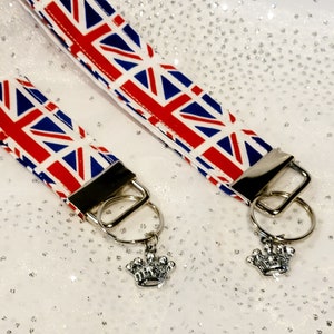 Union Jack Schlüsselanhänger mit baumelnder Strass Krone, Auswahl aus zwei Größen, britischer Schlüsselanhänger, Union Jack Schlüsselanhänger