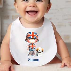 パーソナライズされた英国ユニオンジャックの男の子用ベビービブ、かわいい英国ユニオンジャックの男の子と犬のベビービブ、カスタムネームのベビービブ