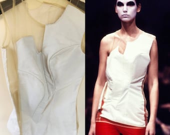 Blusa abstracta look 8 de Comme Des Garcons "Adult Punk". Otoño/Invierno 1997