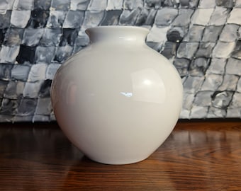 Minimalistische KPM Berlin Kugelvase Vase weiß 13 cm hoch