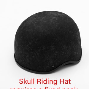 K&ouml;nnte beinhalten: Ein schwarzer Skull-Reithut mit festem Schirm. Der Hut hat eine Kuppelform mit strukturierter Oberfl&auml;che und dunklem Besatz am unteren Rand. Der Text "Skull Riding Hat requires a fixed peak" ist rot.