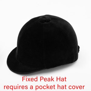 K&ouml;nnte beinhalten: Schwarzer Reithelm mit festem Schirm. Der Helm besteht aus einem weichen, samtigen Material und hat eine abgerundete Krone. Der Text "Fixed Peak Hat requires a pocket hat cover" wird in Rot angezeigt.