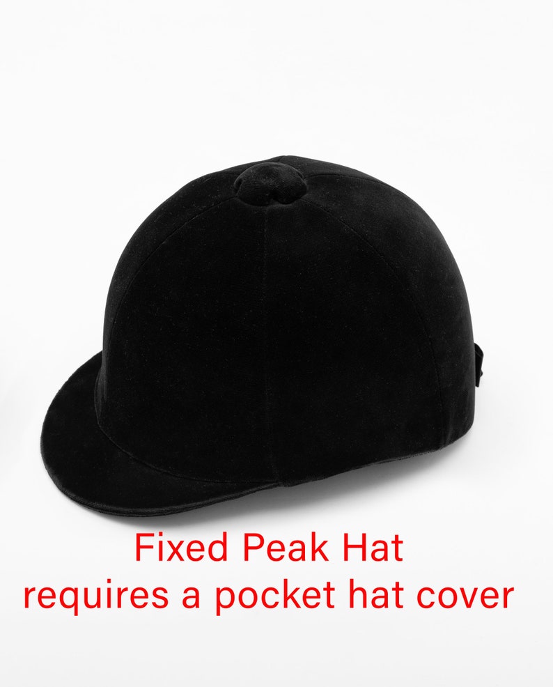 K&ouml;nnte beinhalten: Schwarzer Reithelm mit festem Schirm. Der Helm besteht aus einem weichen, samtigen Material und hat eine abgerundete Krone. Der Text "Fixed Peak Hat requires a pocket hat cover" wird in Rot angezeigt.