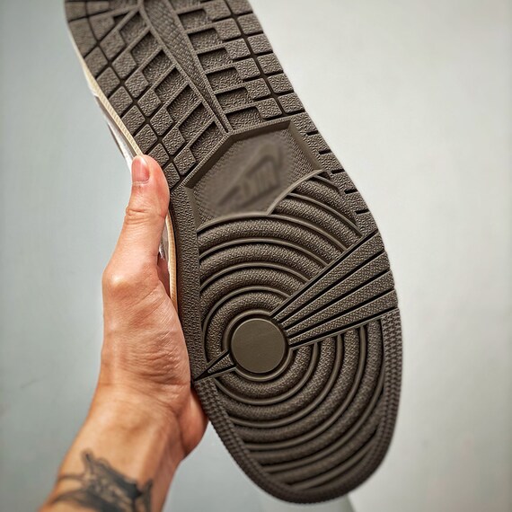 AJ1 Reverse Mocha - image 6